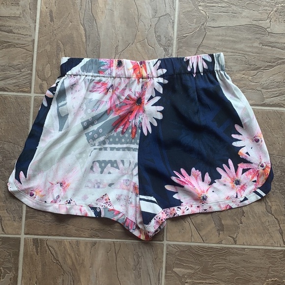 French Connection Floral Pull On Shorts - Picture 7 of 11